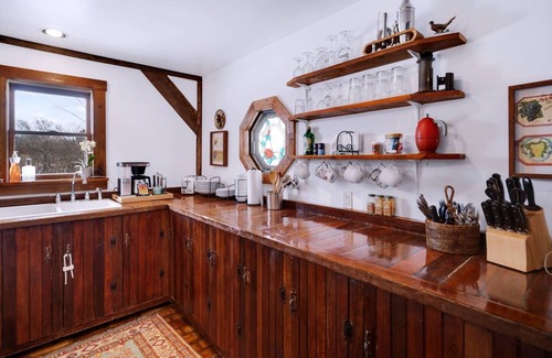 Hector House | Storybook Cottage on FLX wine trail: fire pit & starry skies