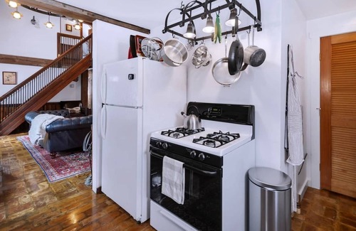 Hector House | Storybook Cottage on FLX wine trail: fire pit & starry skies