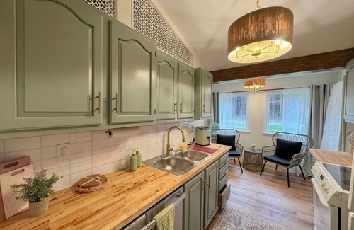 Wheeler House | Storybook Cottage on the Pond! Sleeps 8!