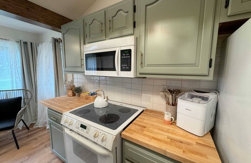 Wheeler House | Storybook Cottage on the Pond! Sleeps 8!