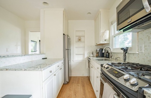 Genesee House | Storybook Cottage Retreat - Walkable West Seattle