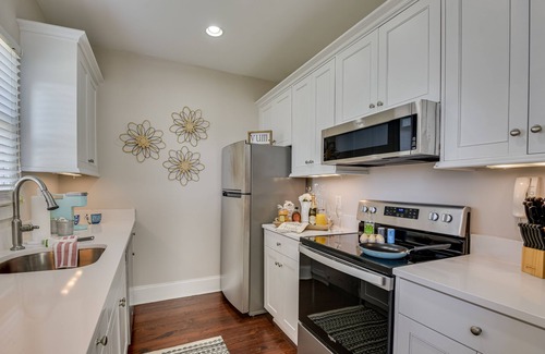 Downtown Apartment | Stovall #4 Stylish 1 bedroom with private free parking