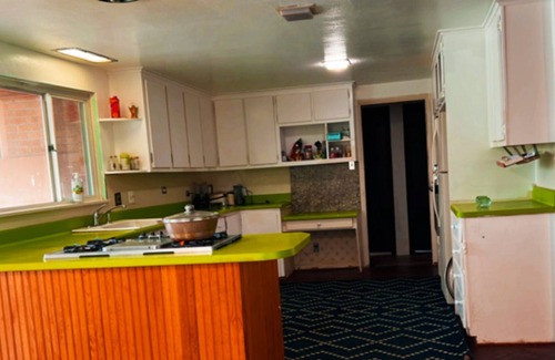 Williamsville House | Stove. Microwave. toast.