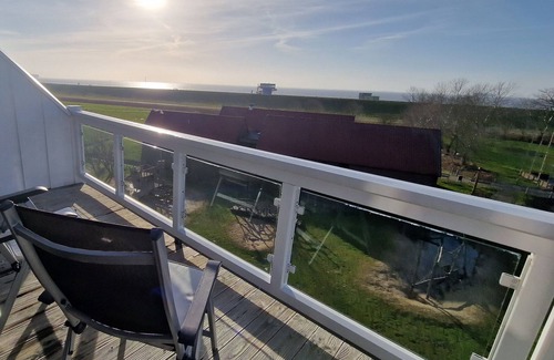 Wremen Apartment | Strandnahe, Tolle 92 qm Dachgeschosswohnung mit Sauna, 2 Balkonen und Meerblick