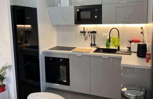 Rosny-sous-Bois Apartment | strange house