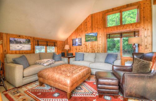 Stratton Mountain Apartment | Stratton Mountain Condo with a Hot Tub! Sleeps 12!