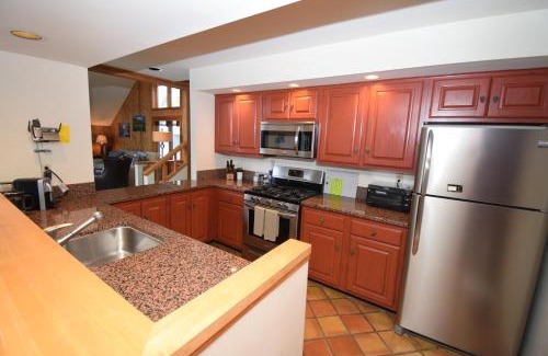 Stratton Mountain Apartment | Stratton Mountain Condo with a Hot Tub! Sleeps 12!