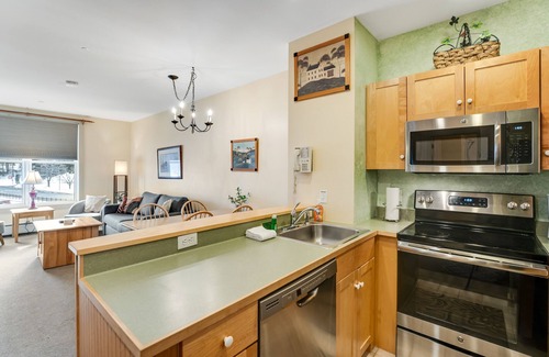Stratton Mountain House | Stratton Mountain Condo with Shared Pool, Hot Tubs, and Sauna - Walk to Lifts