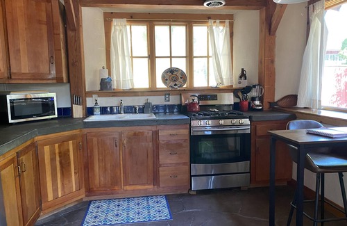 Old Bend House | Strawbale Basecamp-Salt Hot Tub, AC, Heated Floors, Fireplace, 100+ wifi, 30nts