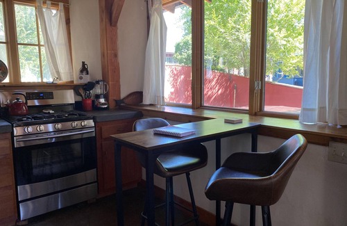 Old Bend House | Strawbale Basecamp-Salt Hot Tub, AC, Heated Floors, Fireplace, 100+ wifi, 30nts