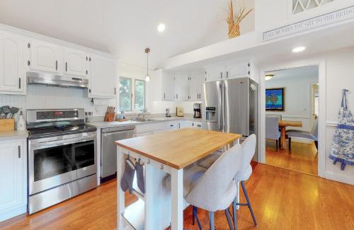 Hyannis House | Strawberry Hill Haven