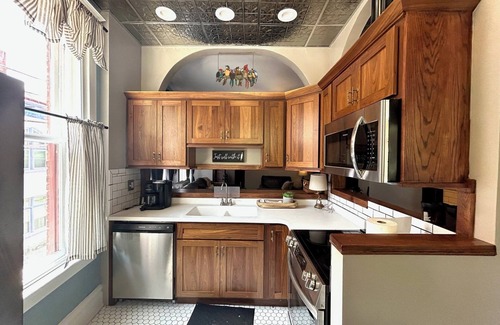 Freeman Apartment | Street Fair is a Charming 3-bedroom apartment in beautiful Bramwell WV