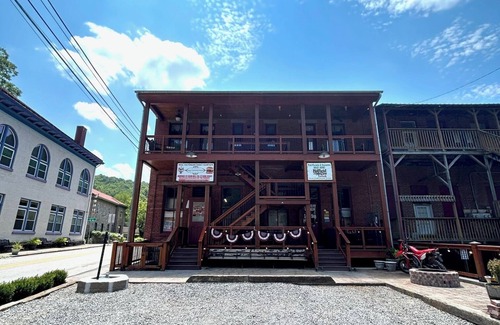 Freeman Apartment | Street Fair is a Charming 3-bedroom apartment in beautiful Bramwell WV