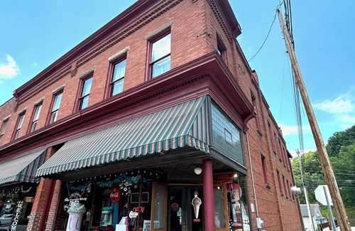 Freeman Apartment | Street Fair is a Charming 3-bedroom apartment in beautiful Bramwell WV