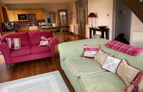 Shottery House | Striking home IN Stratford-on-Avon, a stroll to all key attractions.Sleeps 14-15