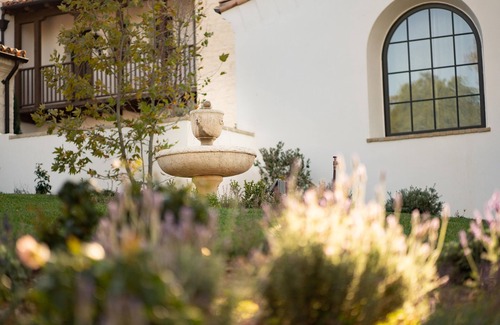 Woodside Apartment | Strikingly elegant, exquisite & estately Villa!