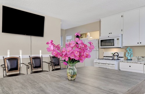 Chinatown House | Strip-side Villa: 5BR3BA, Pool, Mini Golf, Karaoke