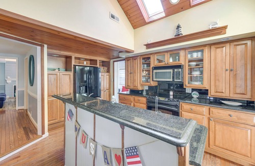 Colonial Beach House | Stroll, Shop & Dine: Cozy Colonial Beach Bungalow