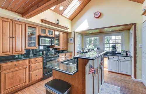 Colonial Beach House | Stroll, Shop & Dine: Cozy Colonial Beach Bungalow