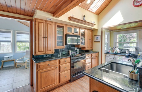 Colonial Beach House | Stroll, Shop & Dine: Cozy Colonial Beach Bungalow