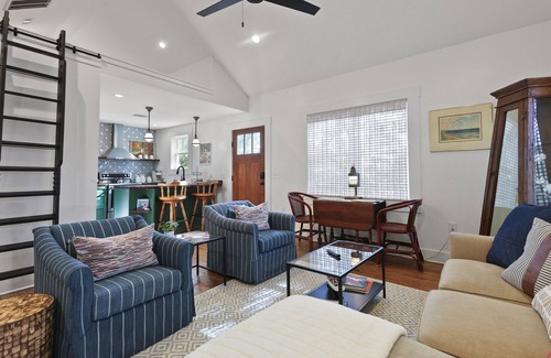 Thunderbolt Cottage | Stroll to Marina Couples Retreat w/FREE Bikes