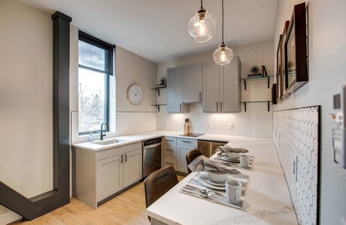 Berkeley Apartment | Stuart- 2 Bedroom 1 Bath with Full Kitchen