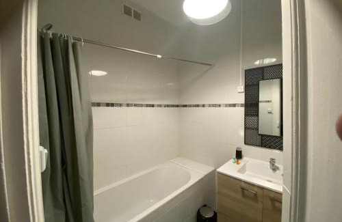 Sete Apartment | STUDIO ÉQUIPÉ A 50 MÈTRE DE LA GARE ET 10 MN DES PLAGE