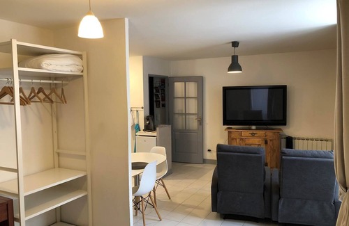 Cahors Old Town Apartment | Studio 2*, place Saint Priest, first floor