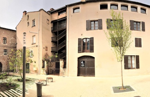 Cahors Old Town Apartment | Studio 2*, place Saint Priest, first floor