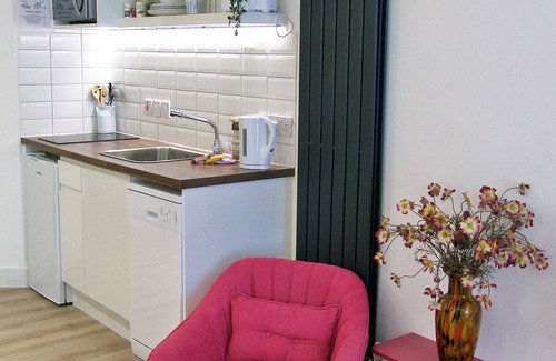 Bonnington Apartment | Studio 2 The Loft Sleeps Up to 4