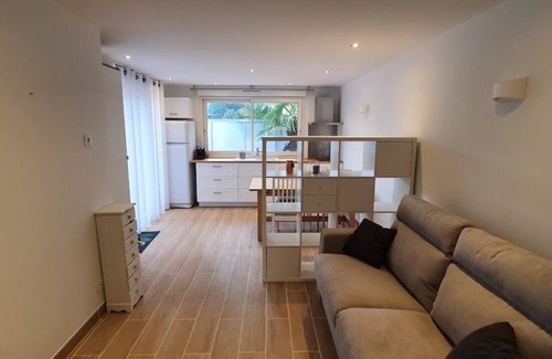 Meze Apartment | Studio 25m2 200 meters from the beach