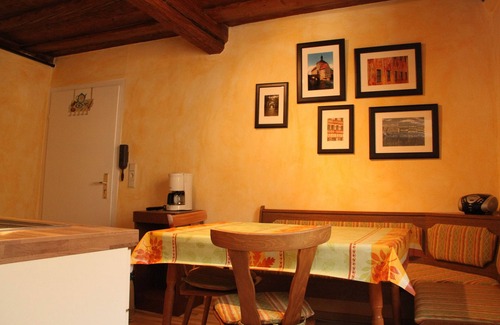 Old Town Apartment | Studio '3' with Shared Terrace