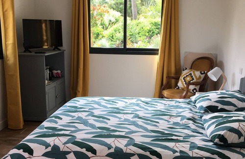 Six-Fours-les-Plages House | Studio 30m2 air-conditioned private enclosed parking garden access 10 minutes from the beach