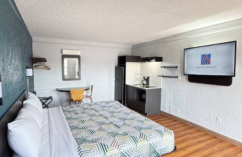 Beaumont Hotel | Studio 6 - Beaumont, TX