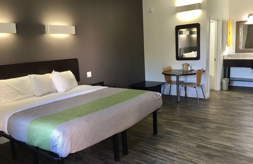 Twin Brook Hotel | Studio 6 Chattanooga, TN - East