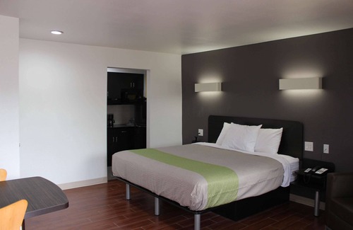 North Shore Hotel | Studio 6 Houston, TX - East