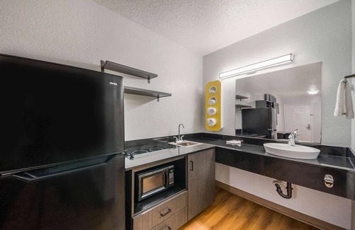 Bonanza Hotel | Studio 6 Laredo, TX - North I-35