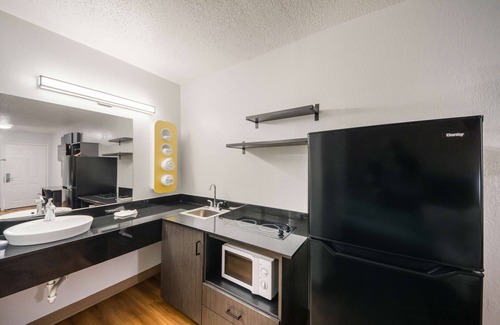 Bonanza Hotel | Studio 6 Laredo, TX - North I-35