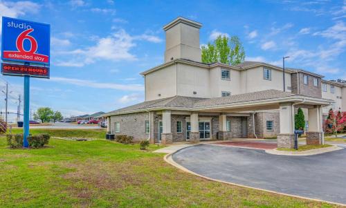 Opelika Hotel | Studio 6-Opelika, AL - Auburn Al