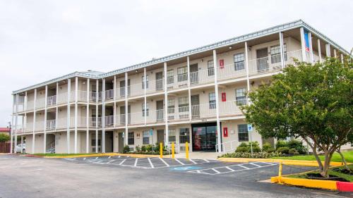 Lackland Terrace Hotel | Studio 6-San Antonio, TX - Lackland AFB