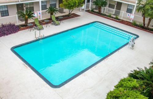 Lackland Terrace Hotel | Studio 6-San Antonio, TX - Lackland AFB