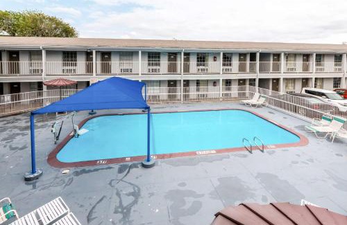 North San Antonio - SAT Hotel | Studio 6-San Antonio, TX - Fort Sam Houston Area