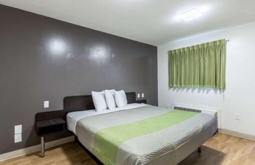 Savannah Hotel | Studio 6-Savannah, GA