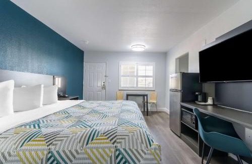 Madera Hotel | Studio 6 Suites Madera, CA Yosemite