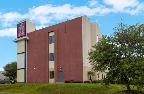 Texas City Hotel | Studio 6 Suites Texas City, TX I 45 South
