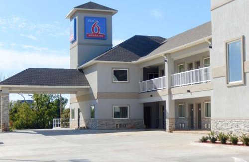 Yukon Hotel | Studio 6-Yukon, OK