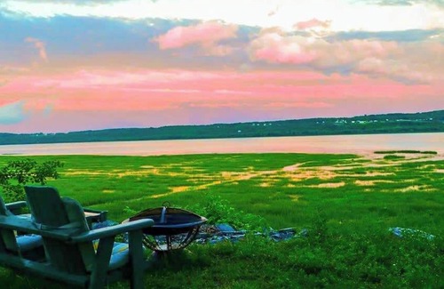 Ste Anne de Beaupre Apartment | Studio 9 | 2 Min Waterfront | BBQ & Fireplace