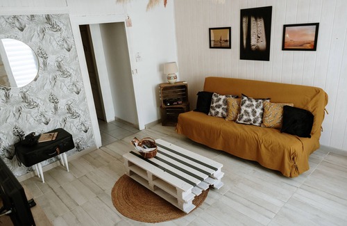 Saint-Meard-de-Gurcon Apartment | Studio Apartment 'De Plain-pied Avec Jardin' with Private Terrace and Wi-Fi