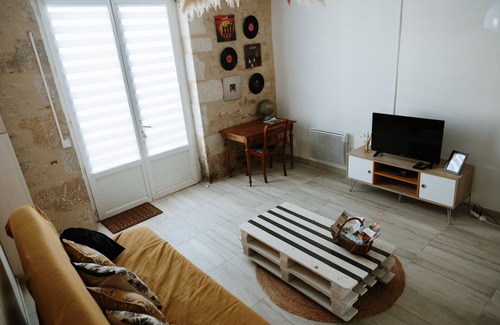 Saint-Meard-de-Gurcon Apartment | Studio Apartment 'De Plain-pied Avec Jardin' with Private Terrace and Wi-Fi