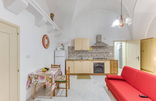 Presicce Apartment | Studio Apartment 'Noemi' with Shared Terrace and Air Conditioning